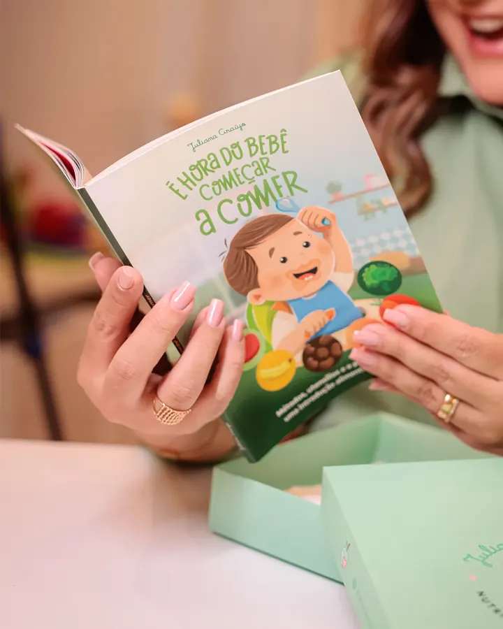 Mãe lendo o livro É hora do bebê começar a comer